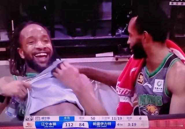 篮球赛场上的欢乐时光，友谊第一，比赛第二！🏀😄辽篮为何能从三连败转为三连胜，