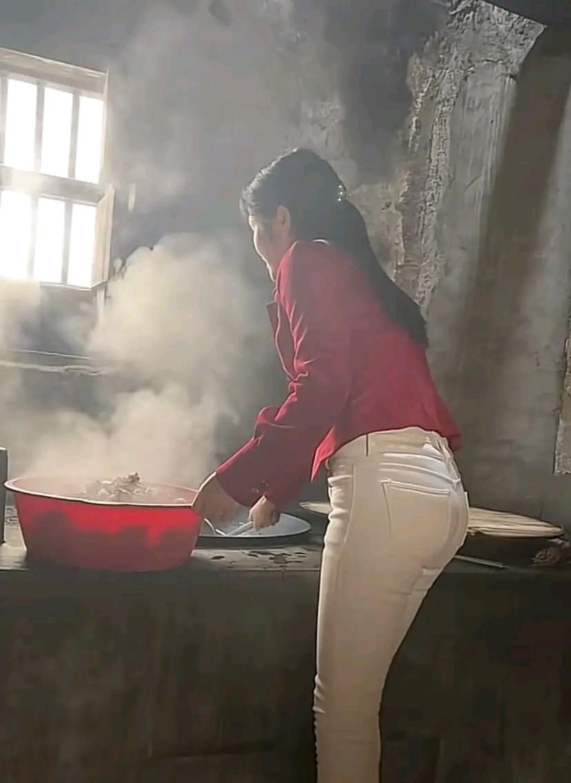 这起看似普通的邻里纠纷，却在社会上引发了轩然大波。一个52岁的男子，仅仅因为在家