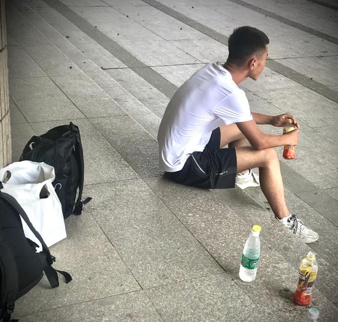 河南周口18岁男孩估分才380分就偷偷跑郑州物流园搬货！谁懂他有多怕父母失望啊？