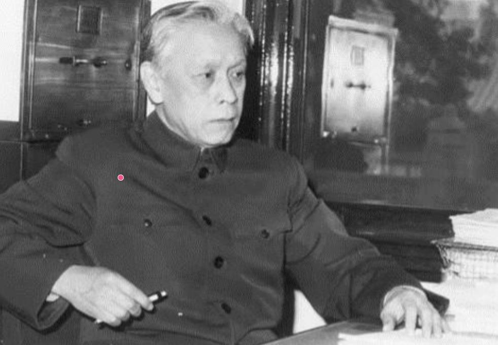 1960年，病毒学家顾方舟，瞒着出差的妻子，将一管液体滴到不满一岁的儿子嘴里："