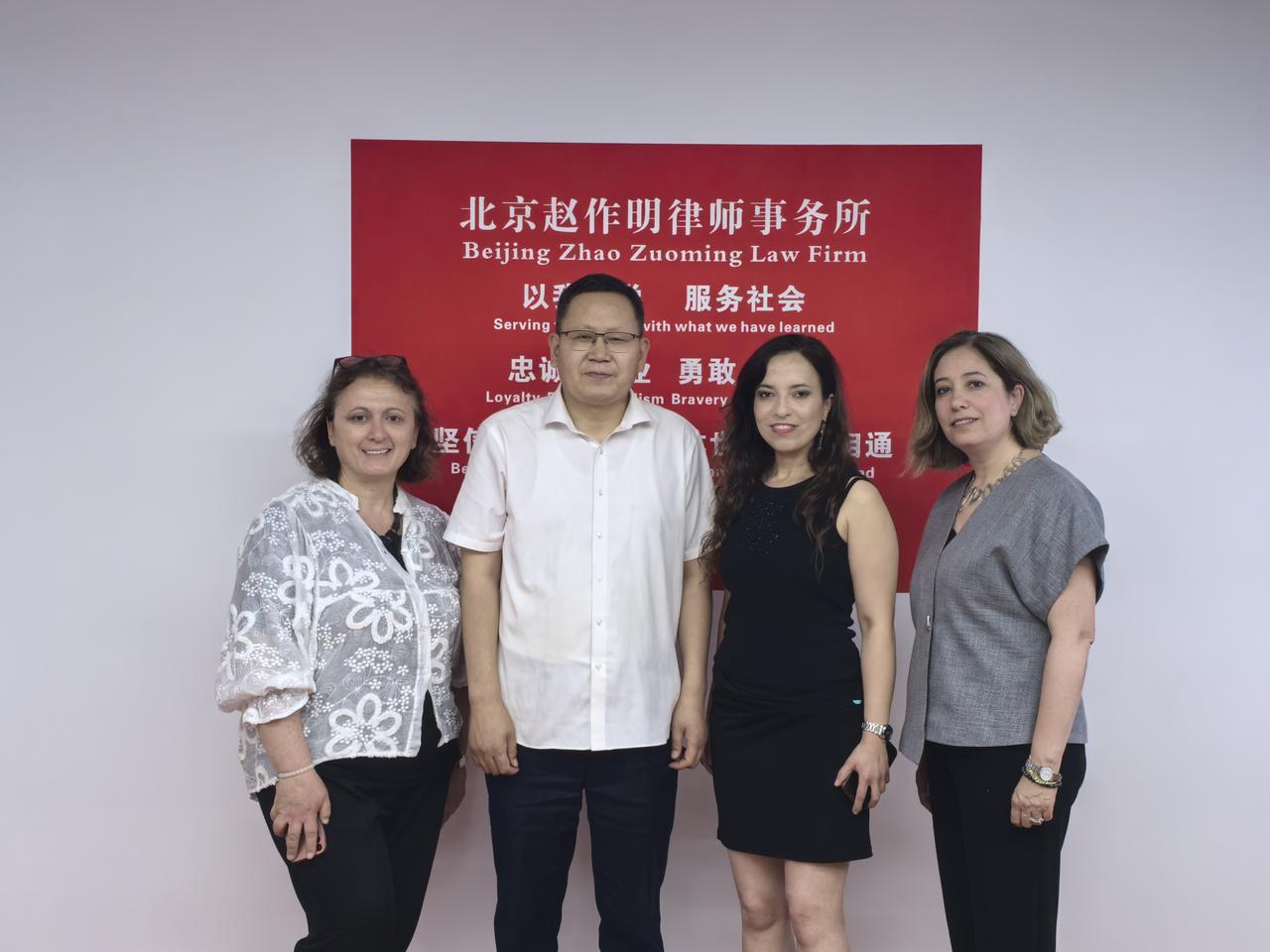 今天下午，热烈欢迎三位美丽的土耳其女士到访，大家在一起座谈分享，特别是她们第一次