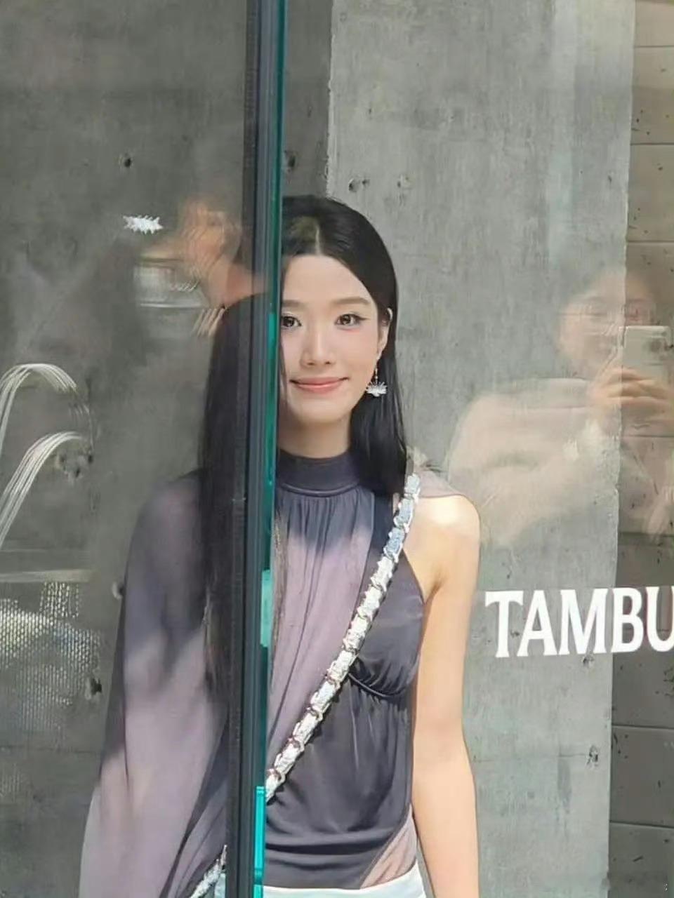 这假笑简直可以说跟王楚然有一拼了。 