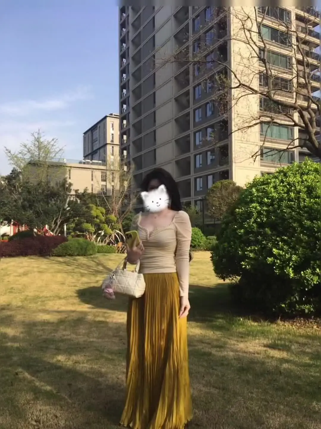 她不物质 想要的不多 光爱你就给不起