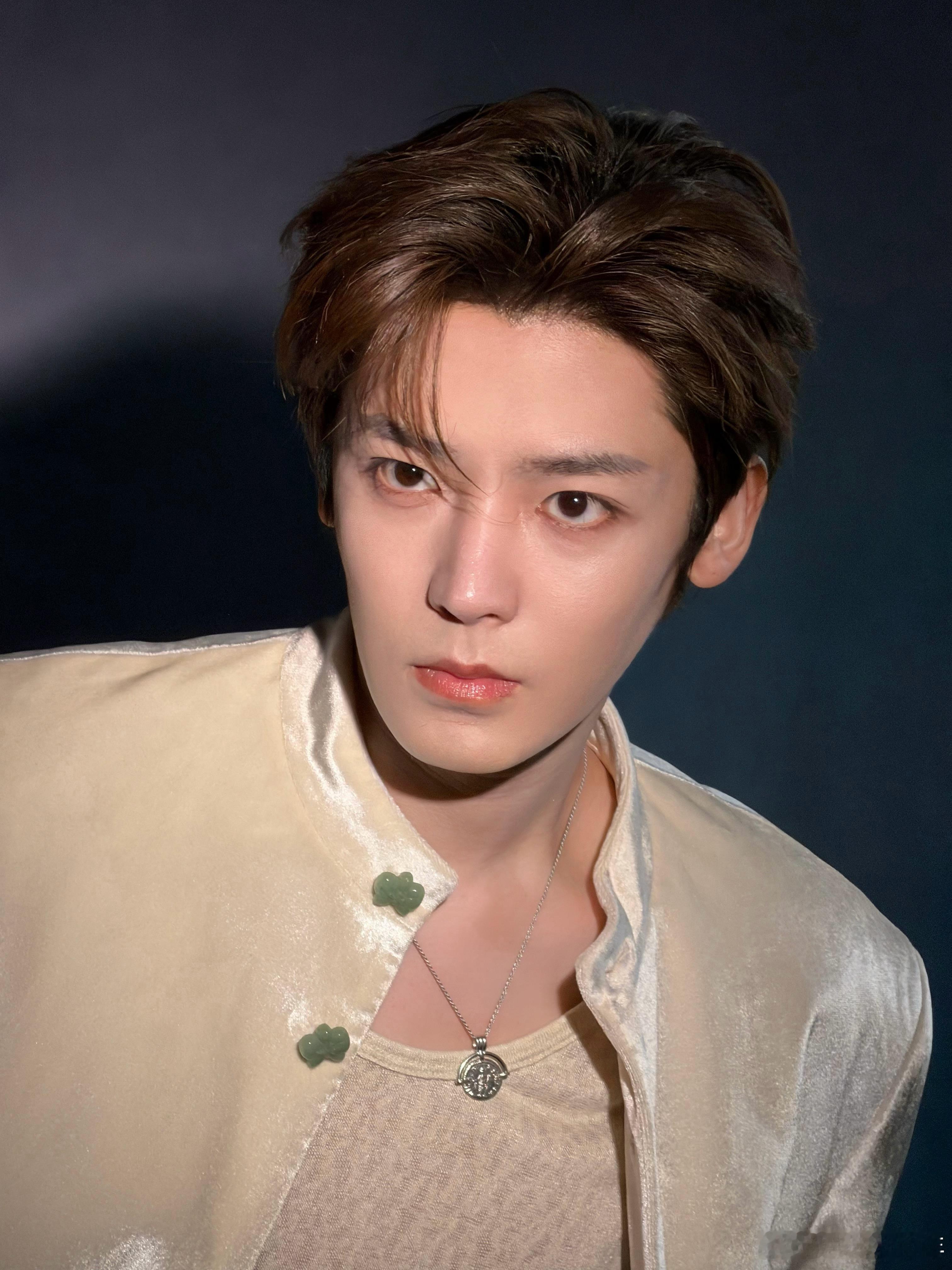 侯明昊直播 侯明昊直播简直是粉丝的超大福利呀！他一开口说话，温柔又真诚，就像在耳