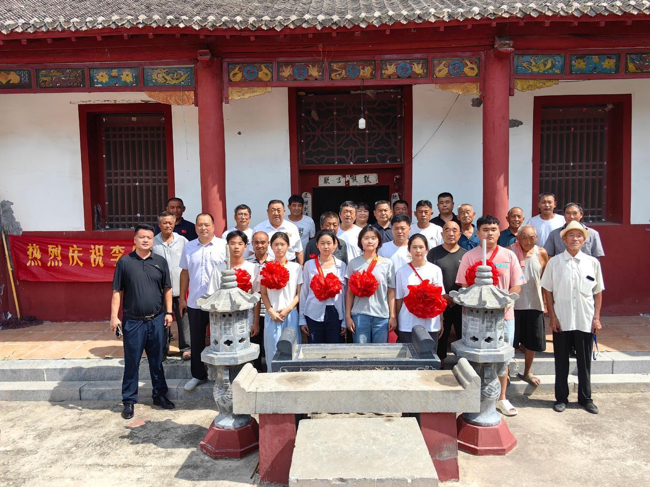 开学在即，连续走了几个村子，见证一场场相似的大学生奖学金发放，有祠堂的青砖、有村