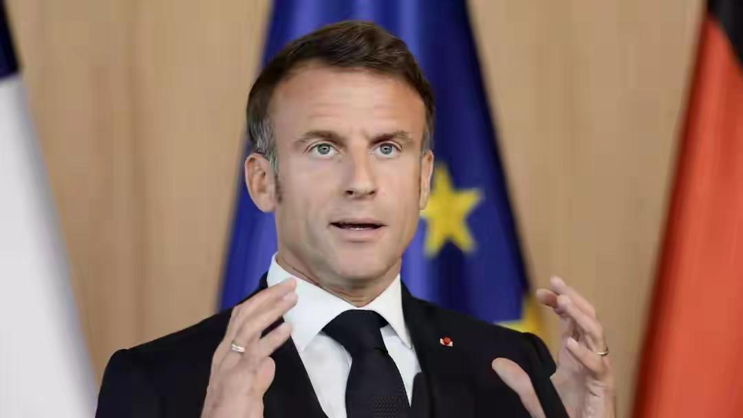 马克龙这“翻脸速度”，比成都的变脸表演还快——前脚在都江堰摸着古堰叹“中国智慧牛