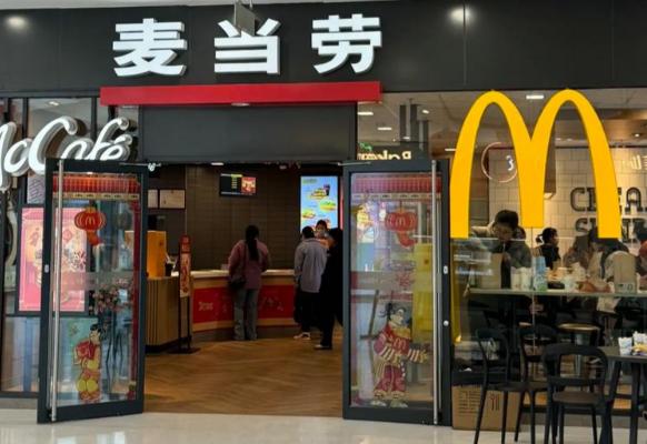 小学女生连续提醒妈妈“店员不对劲”，高速上喝过可乐才明白真相。

7月12日，郑