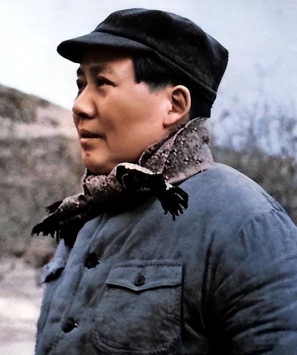 一张没修过的老照片，毛贻昌坐在长沙照相馆藤椅上，手按扶手，眉头微皱。1919年他