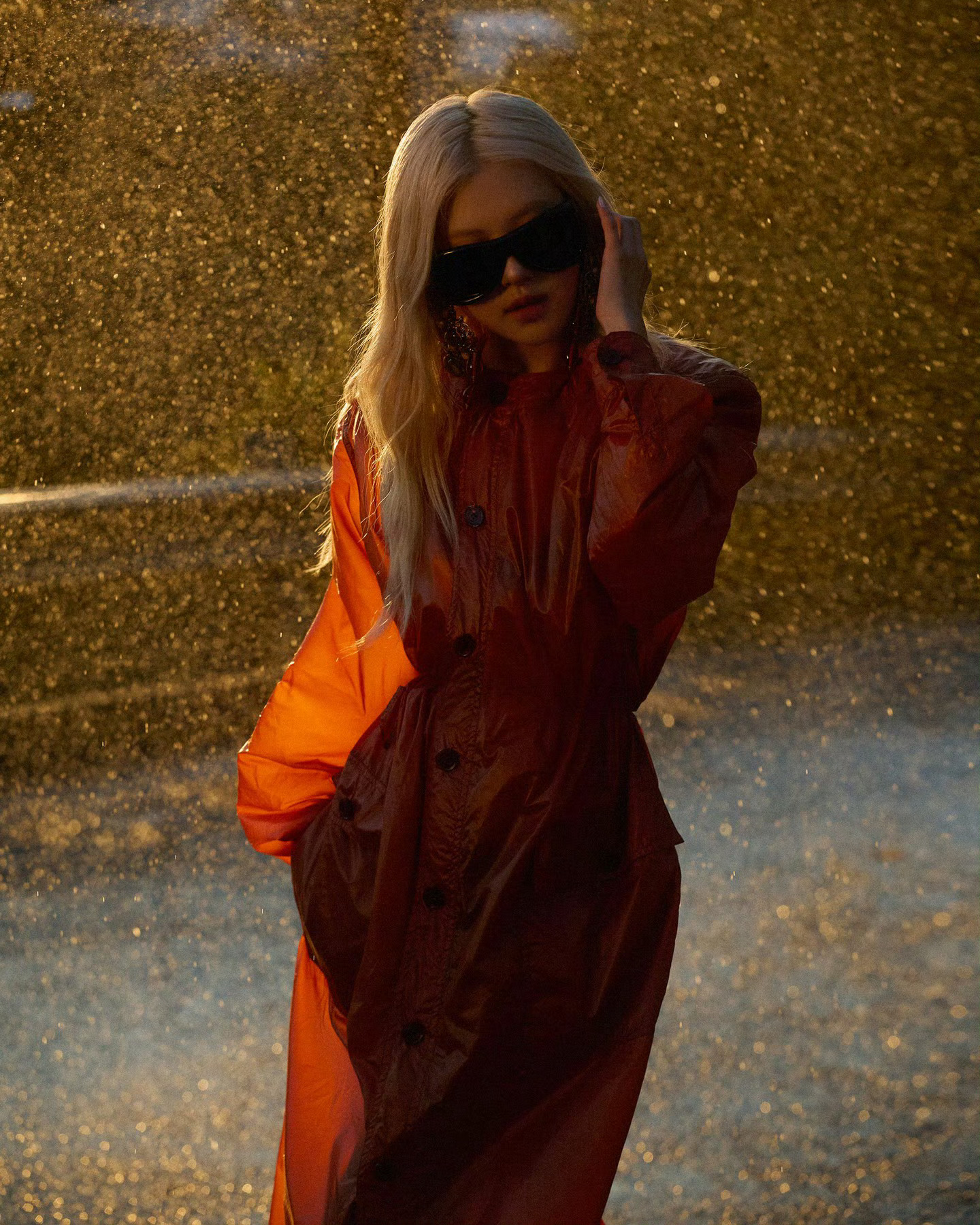 ROSÉ朴彩英登上《CR FASHION BOOK》2026春夏季刊封面。摄影：