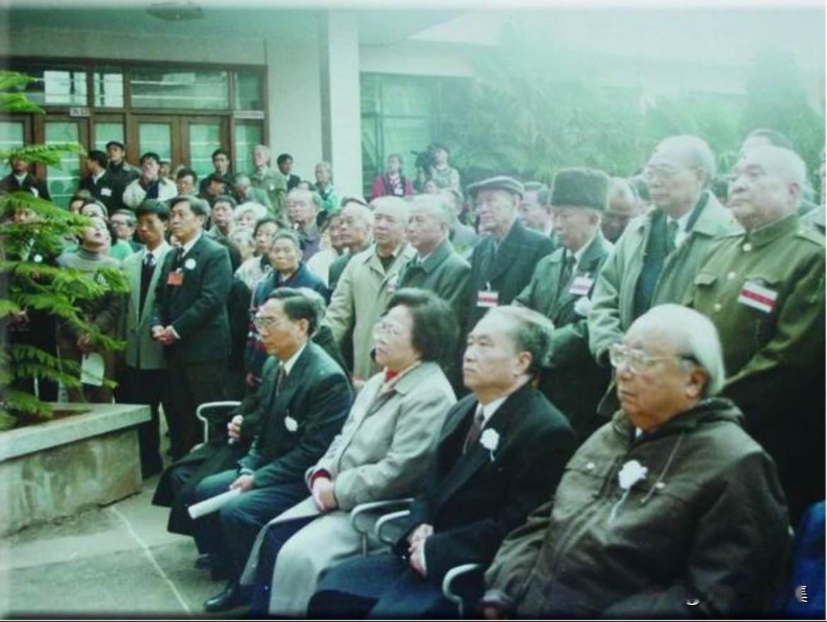 1995年，彭珮云（前排右三）、王汉斌（前排右二）、费孝通（前排右一）等领导同志