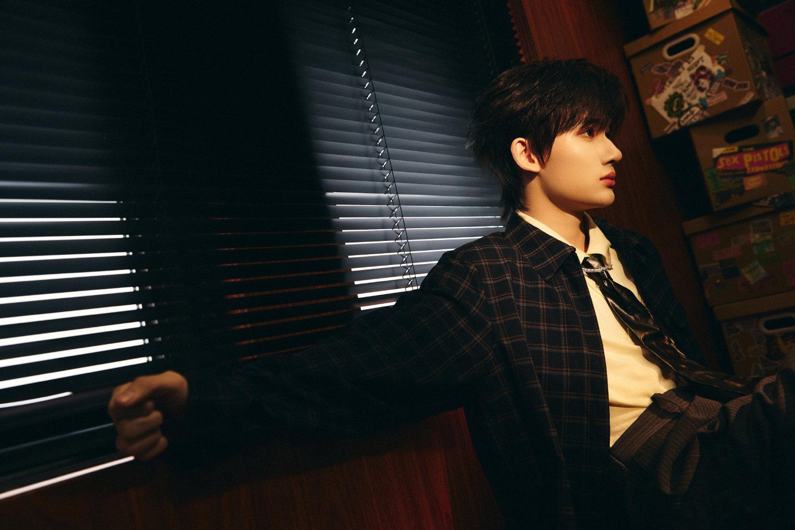 余宇涵复古雅痞风  余宇涵复古雅痞风 暗色格纹夹克＋衬衫，一整个拿捏复古雅痞风呀