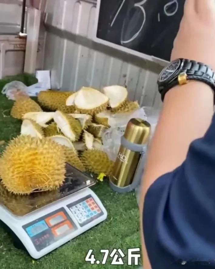 “小心低价榴莲刺客！”广东广州，男子看到路边有人在卖榴莲，而且旁边的黑板写着一斤