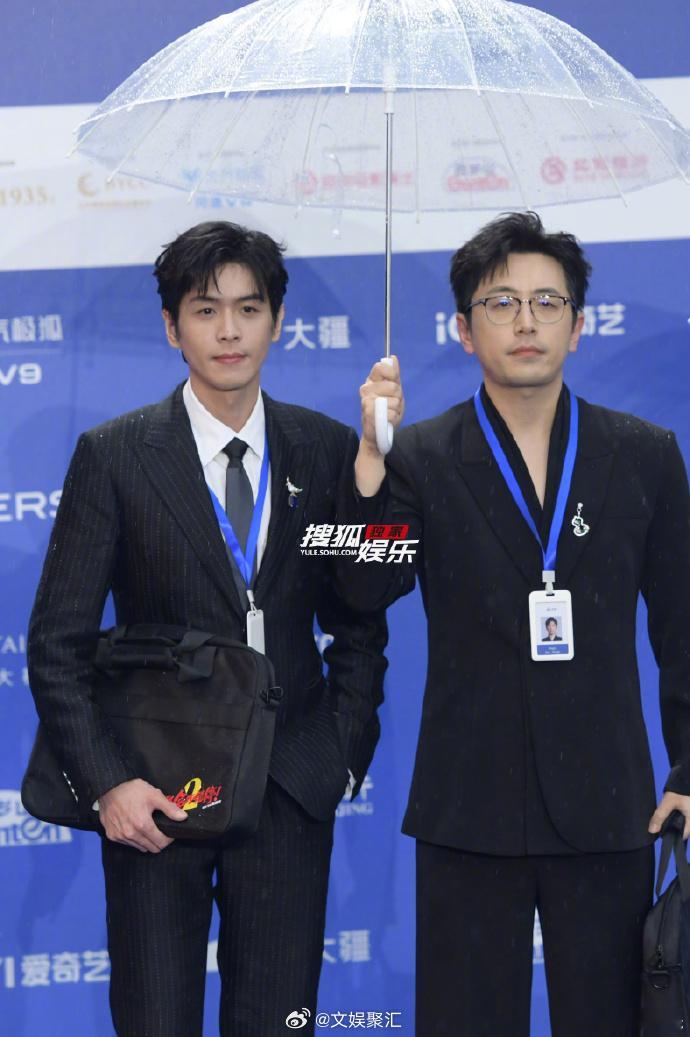 张若昀北影节生图状态谁能不爱张若昀的北影节西装杀，生图状态好到爆棚，每一个瞬间都