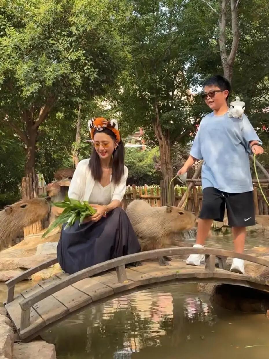 哈哈！佟丽娜的儿子是个棒小伙！你认为哪位女演员的气质最出众?