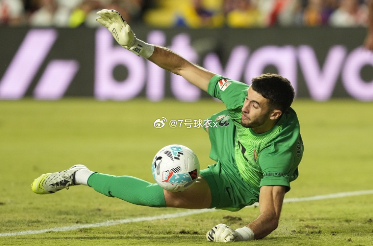 在本轮欧冠小组赛的一场比赛中，巴萨主场对阵法兰克福，上半场巴萨率先丢球。法兰克福