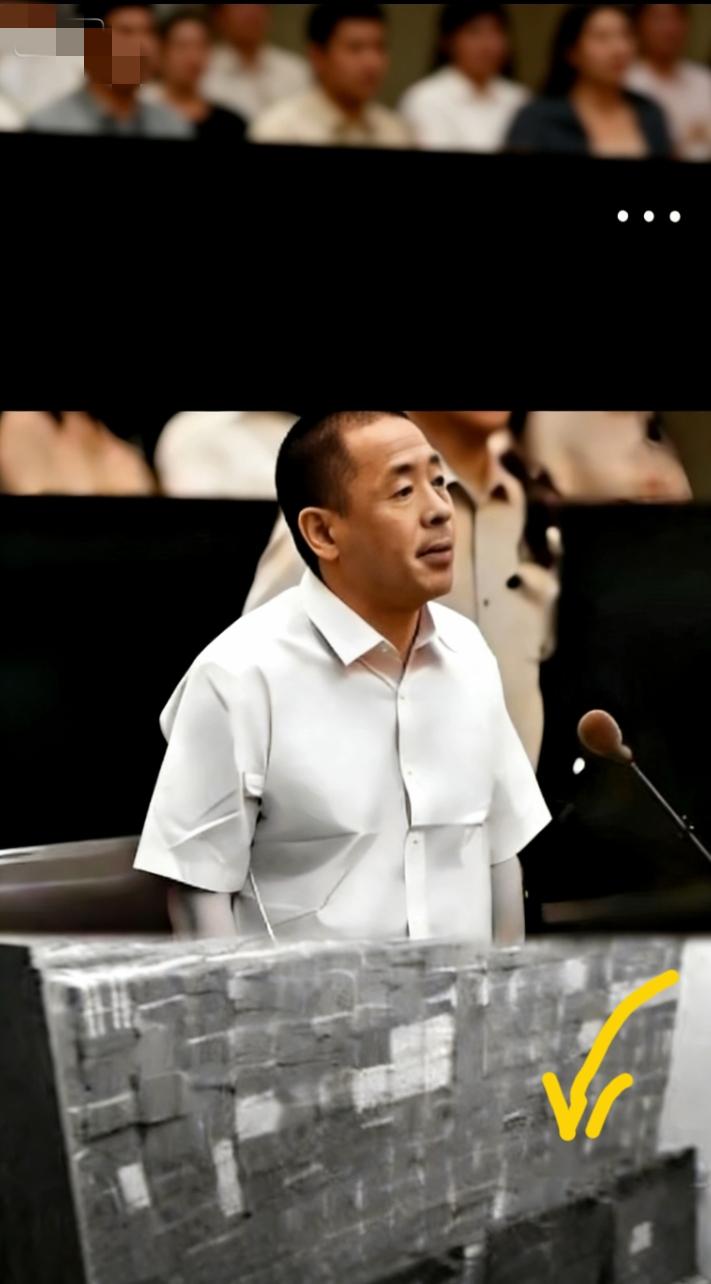 这两天军营那边抓人的通报，看得人心里一紧。但我琢磨着，现在最睡不着觉的，恐怕不光