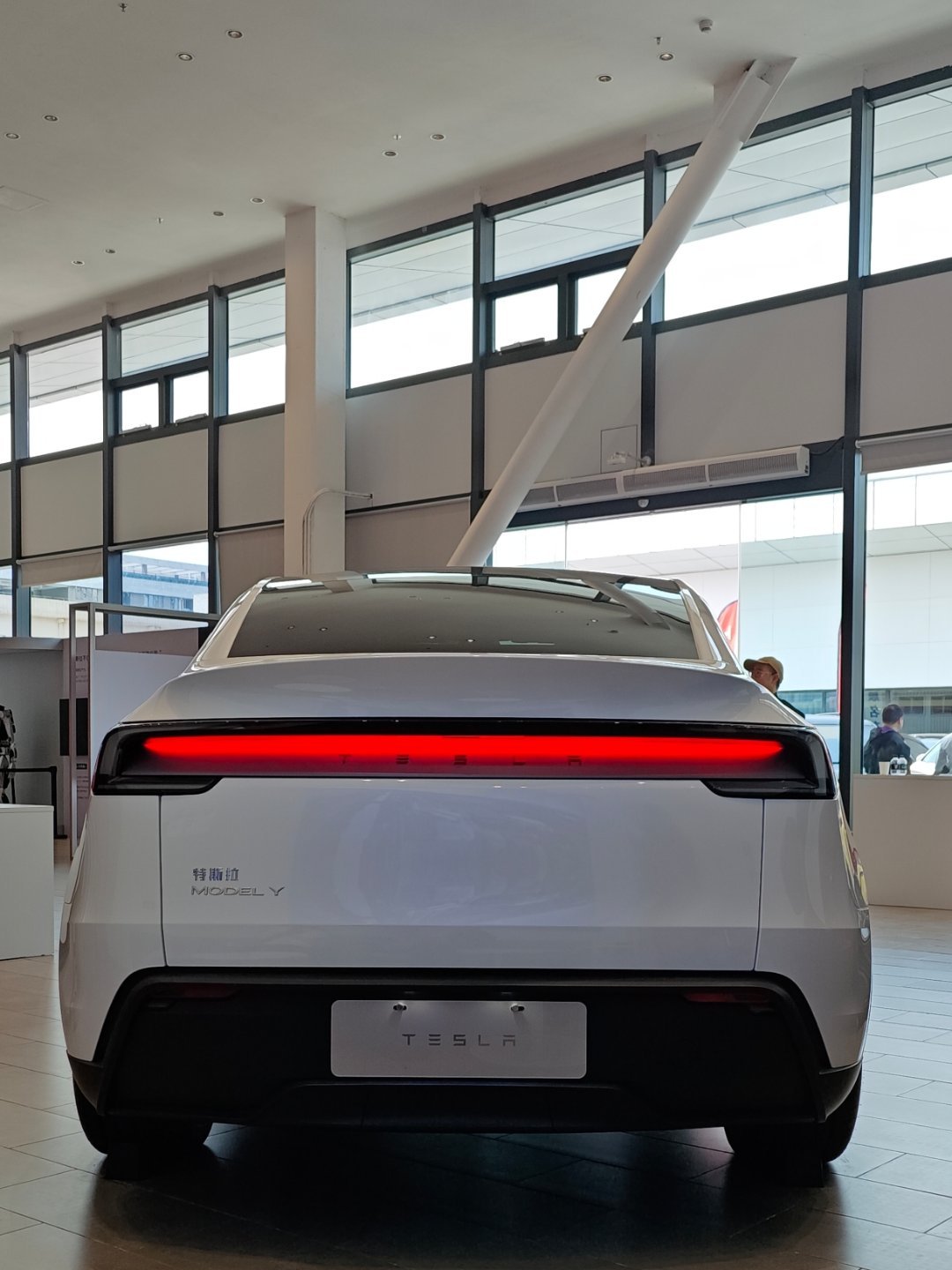 特斯拉发ModelY战报发布了七年，就小改款了一次提升了座舱的舒适性和外观稍微迭