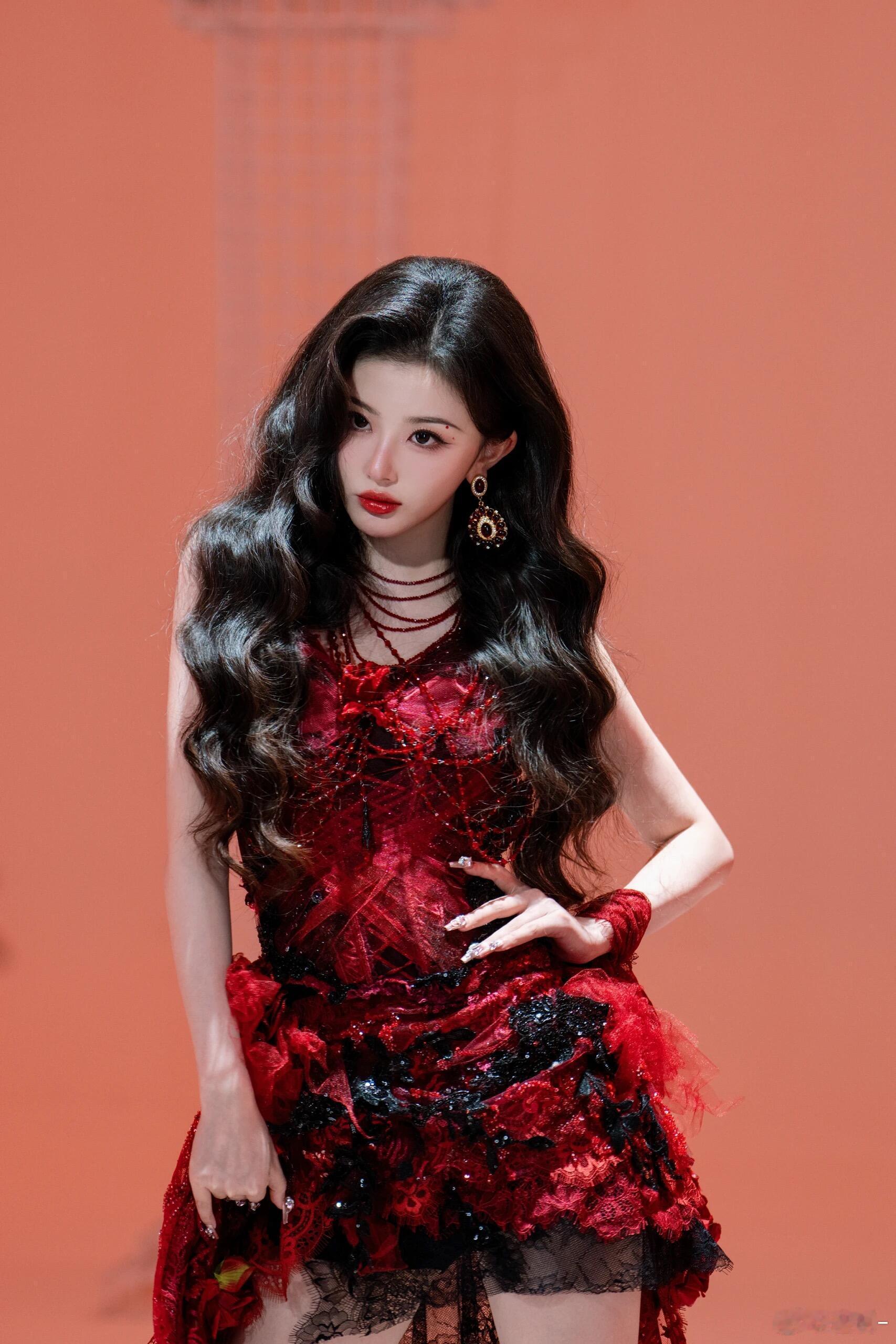 孔雪儿电子蝴蝶孔雪儿蝶塑 家人们谁懂啊，舞台上的孔雪儿像被数据流包裹的蝴蝶，又冷