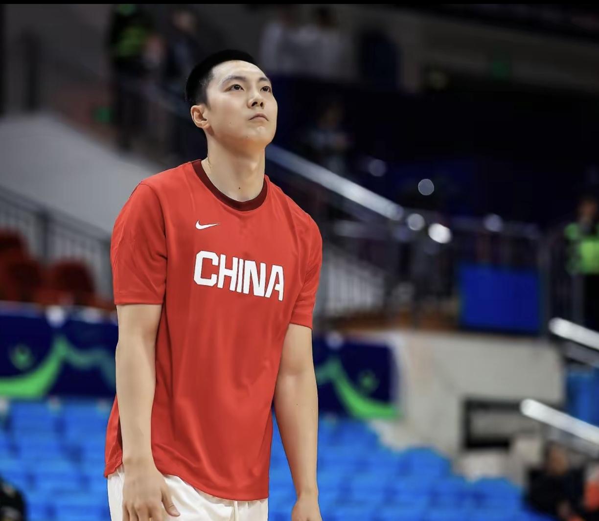 男篮队长胡明轩的五大特征：
1、胡明轩抗压能力强，顺境逆境都敢于出手
不管球队比