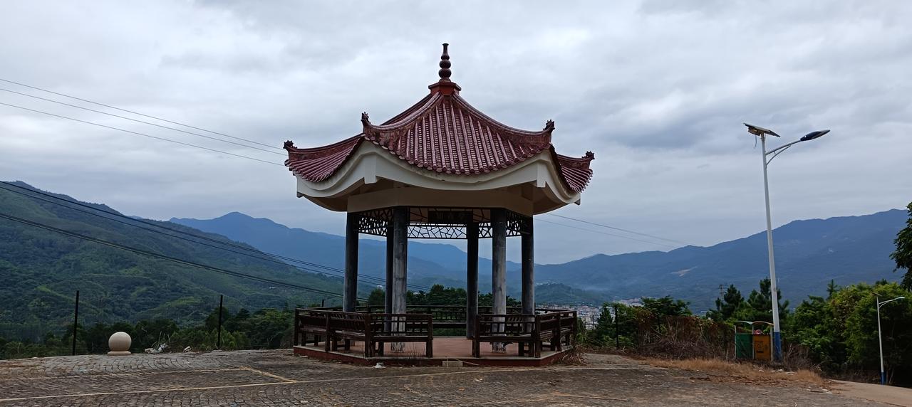 漳州市长泰区林墩——我们几个好朋友相约到石横村后坪山，沿途有段山坡路，约一两公里