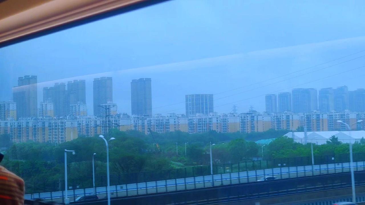 最近发现一个治愈的小秘密：在旅途中打开手机随意拍下窗外的风景，无论是青山绿水还是