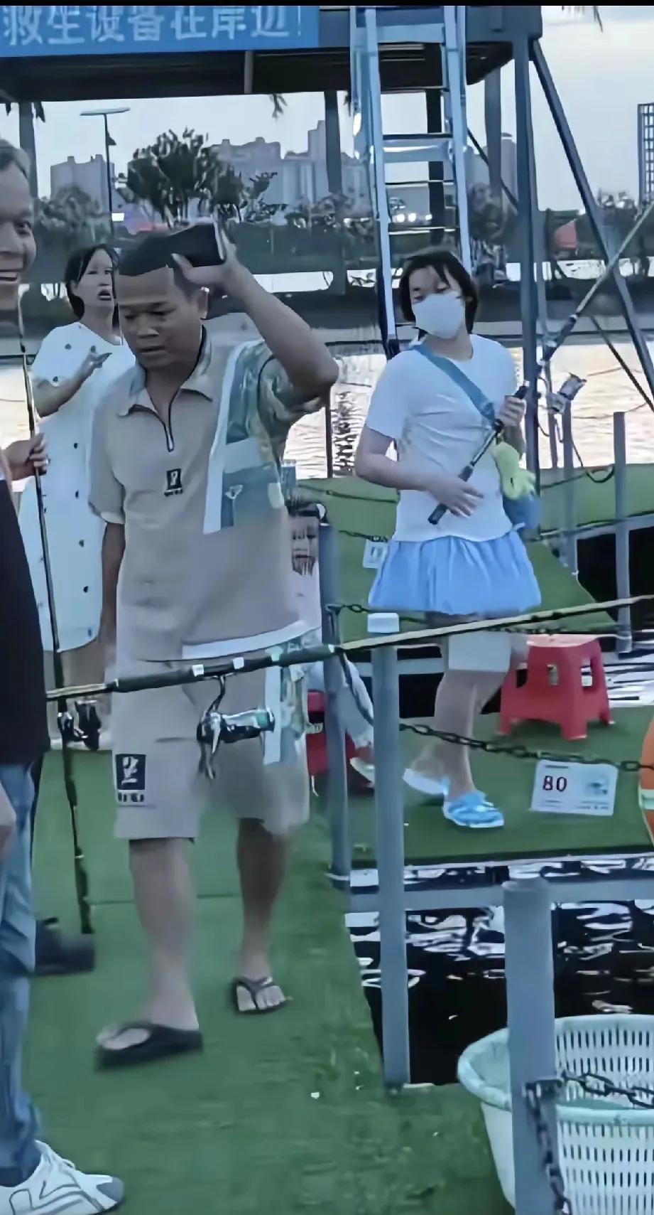 7月9日，全红婵在湛江老家与父亲共同钓鱼的休闲画面引发关注。她以短裙造型亮相，身