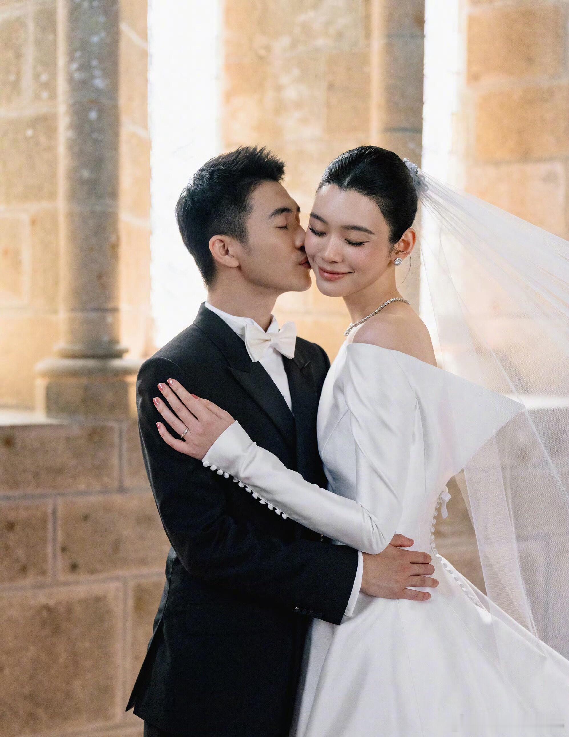 何猷君奚梦瑶回应婚礼举办  这么多年了，孩子都几个了，这是补办婚礼的吗？我以为早