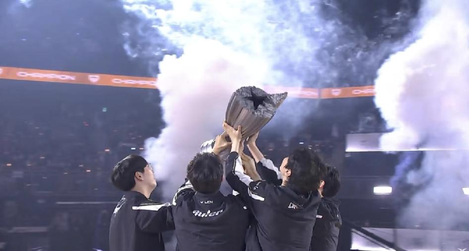 GEN是今年的LCK年度总冠军！
Zeus整个BO5都发挥低迷，Zeka一如既往