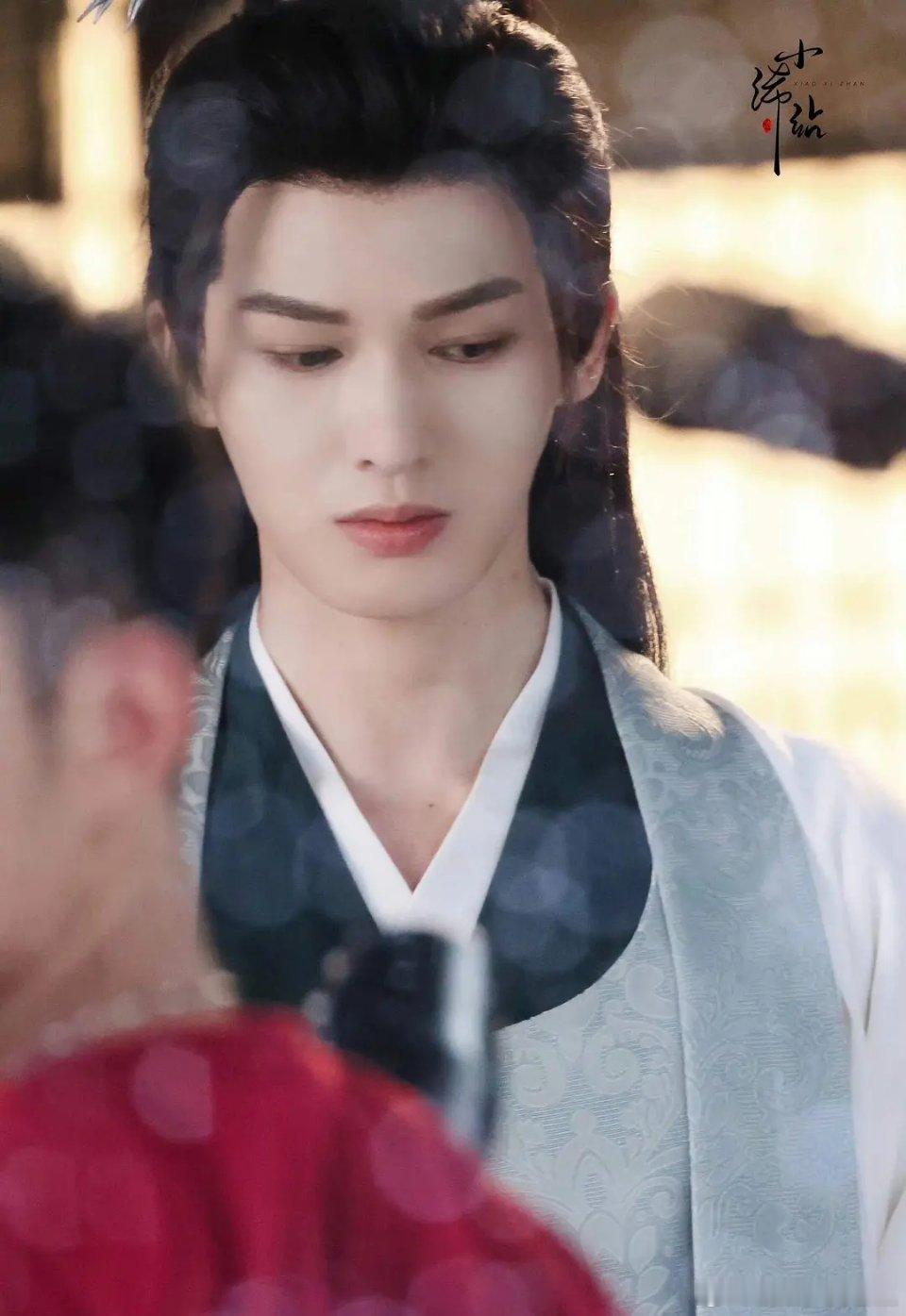 朱正廷这样的爱豆真的可以多演戏，演戏还算自然，反正也不出戏，而且他真的很有职业道