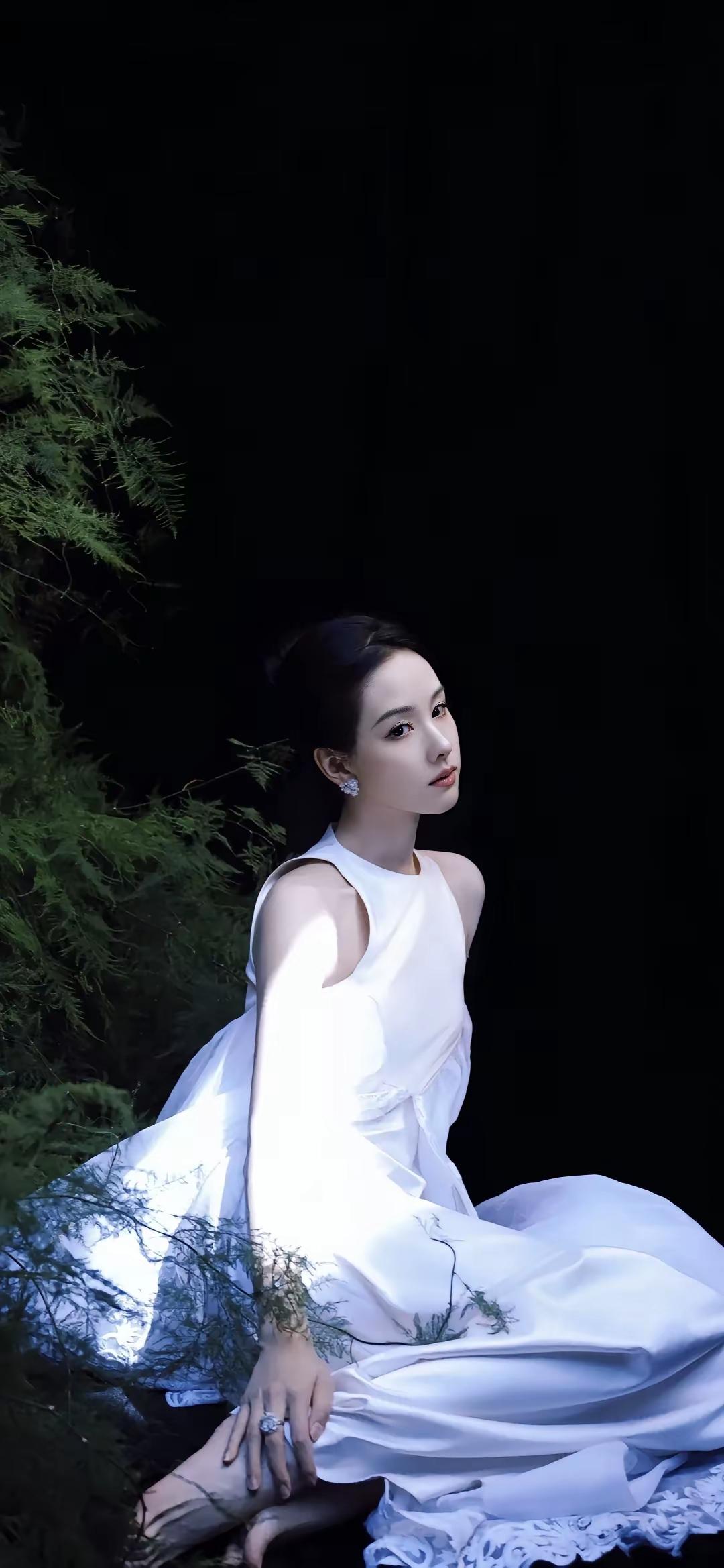 [送心]陈都灵🆚李一桐🆚周也，谁的jio更好看？[舔屏]
[思考]有一说一，