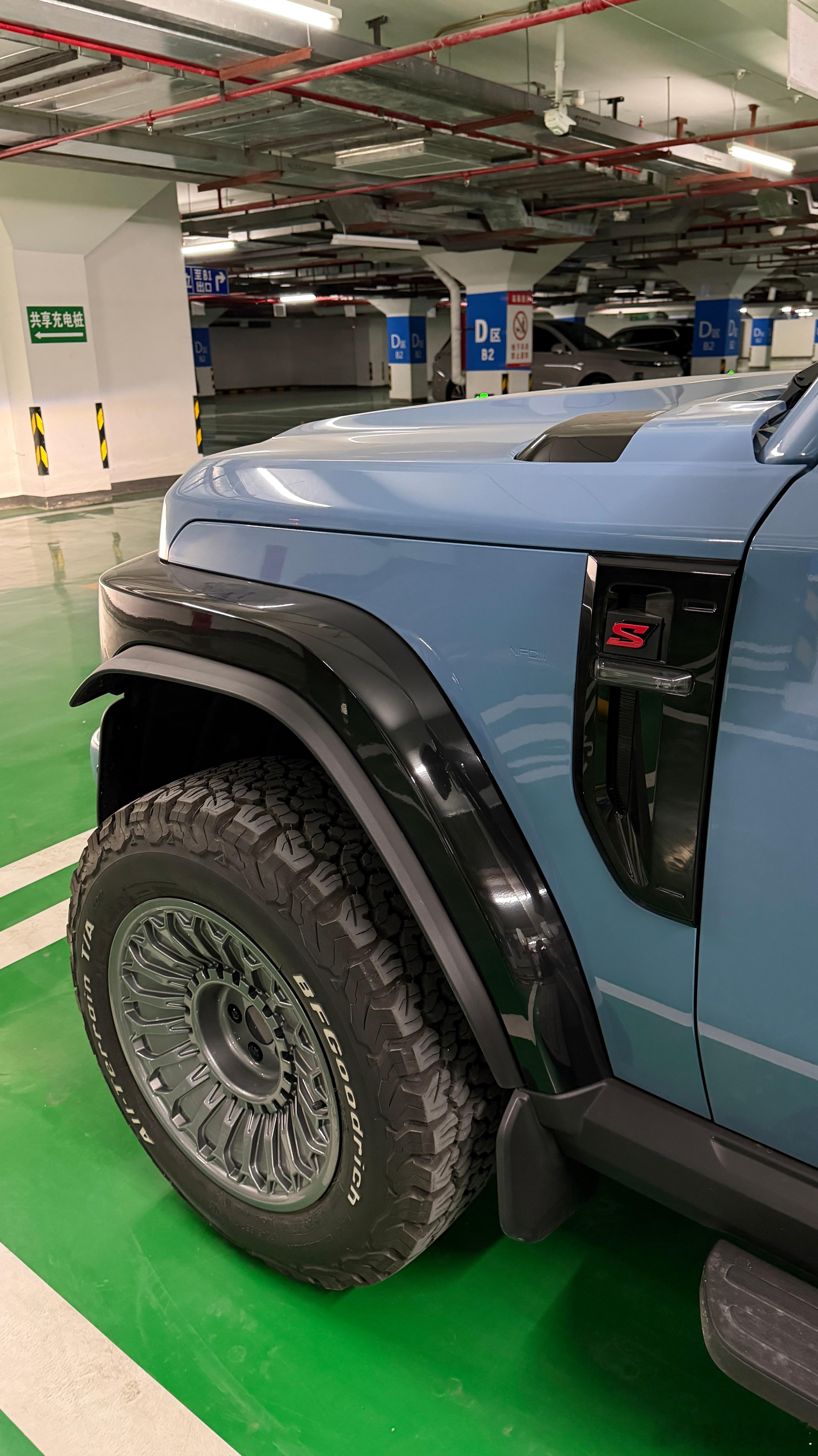 这也是喝上细粮了小区门口高充桩修缮维护我也是罕见的下地库找慢充桩喝了我的v23 