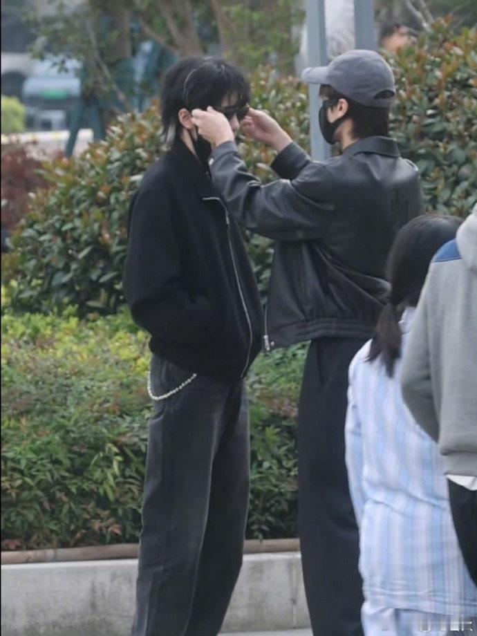 张康乐曾舜晞交换帽子墨镜路透张康乐曾舜晞交换帽子墨镜路透，很期待两位的合作了！ 