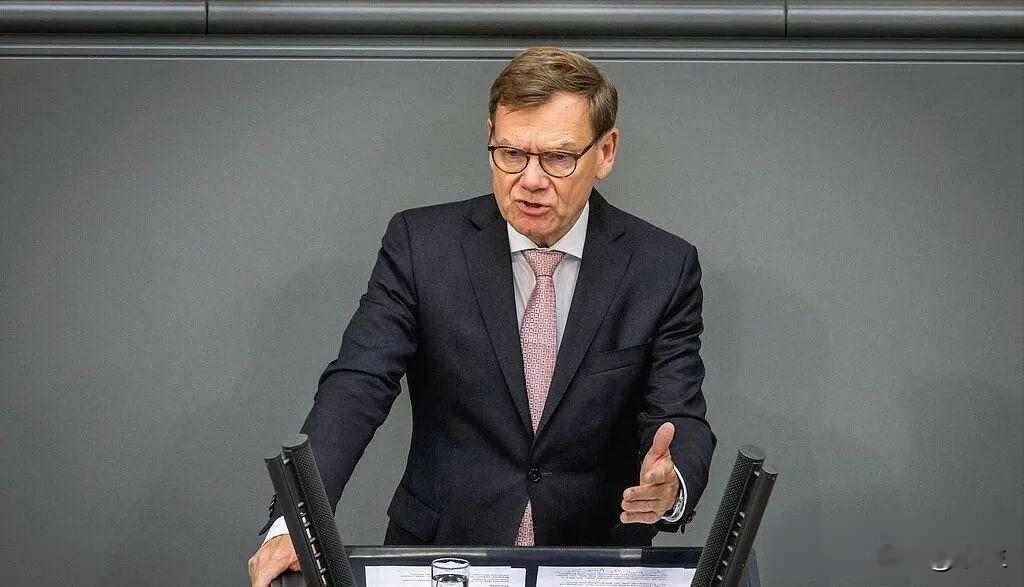 瓦德富尔打电话求和，芯片断了德国慌了，北京不急着见他

10月26号，德国外长瓦