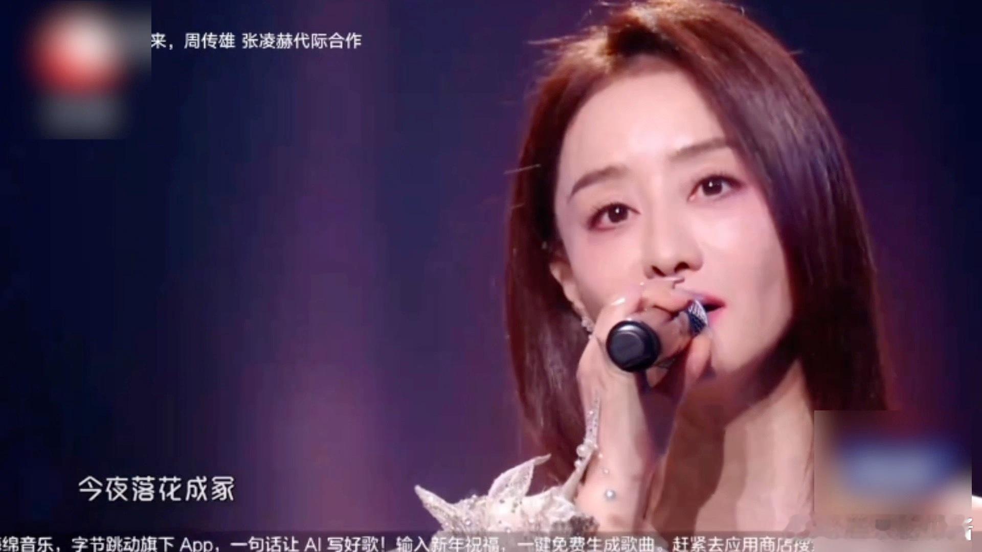 陈德容状态绝了  紫菱绿萍合唱一帘幽梦 陈德容亮相东方卫视跨年演唱会，白色礼服简