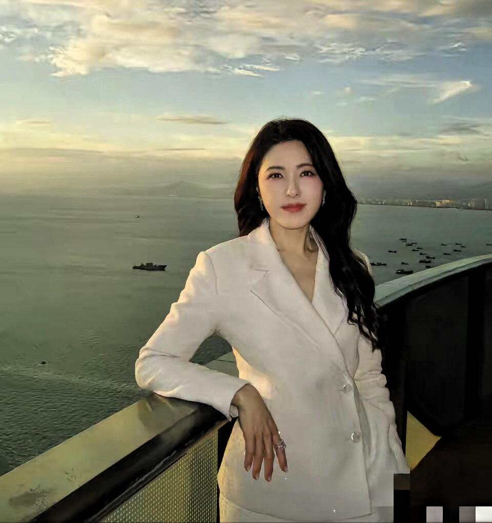 49岁的曾黎，活成了多少人羡慕的模样！

没结婚，没生娃，恋爱也暂时没着落。
