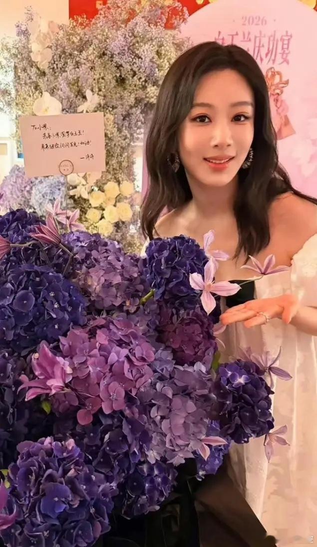 杨紫办了白玉兰庆功宴！杨紫拿下白玉兰视后，专门举办了庆功宴，还有明星和品牌送花篮