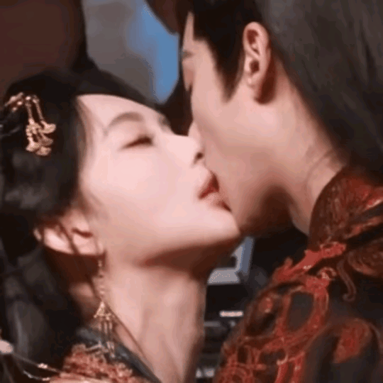 女演员动情了，要不就是导演替身上场了。