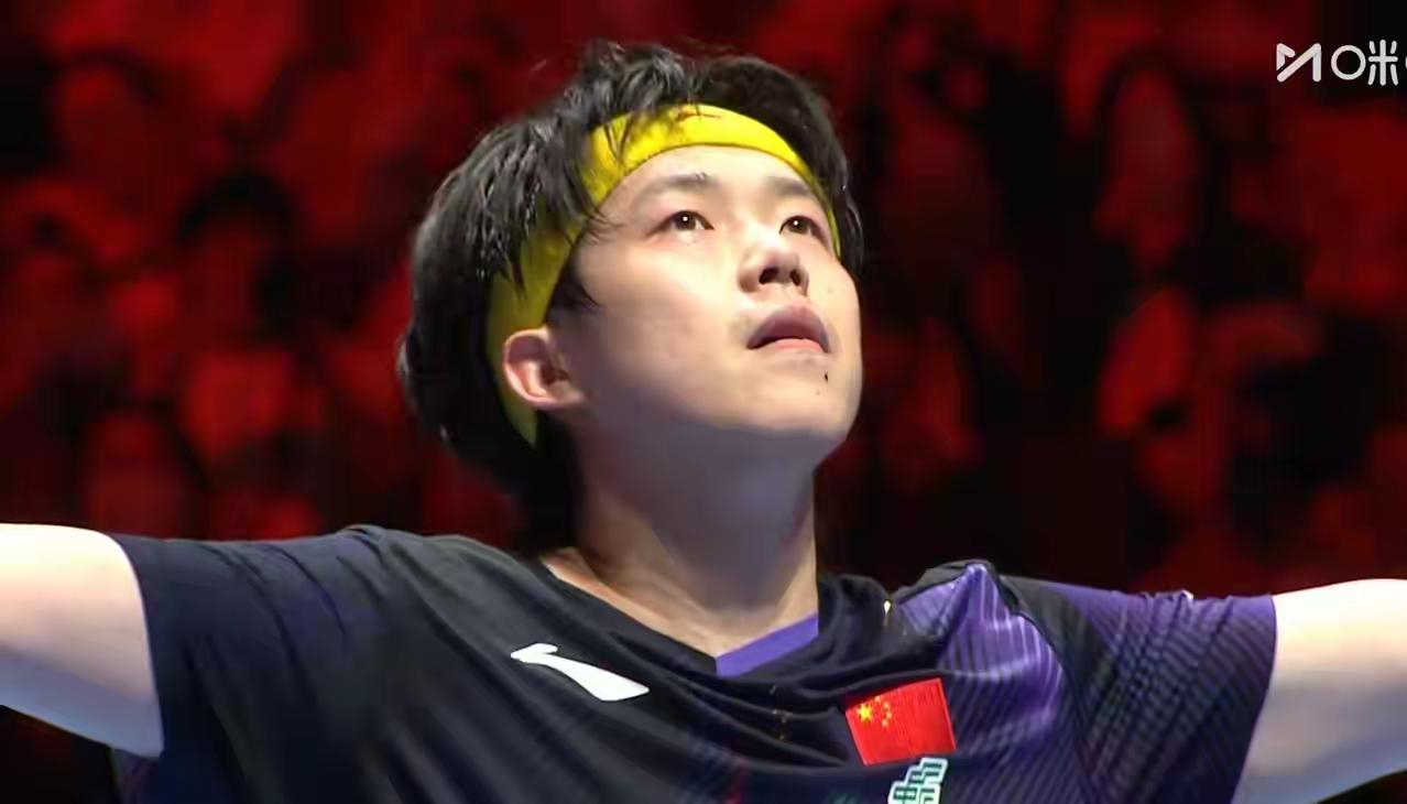 【澳门世界杯1/8决赛，4-2拿下费利克斯，王楚钦似乎累虚脱了】这照片真的是太有