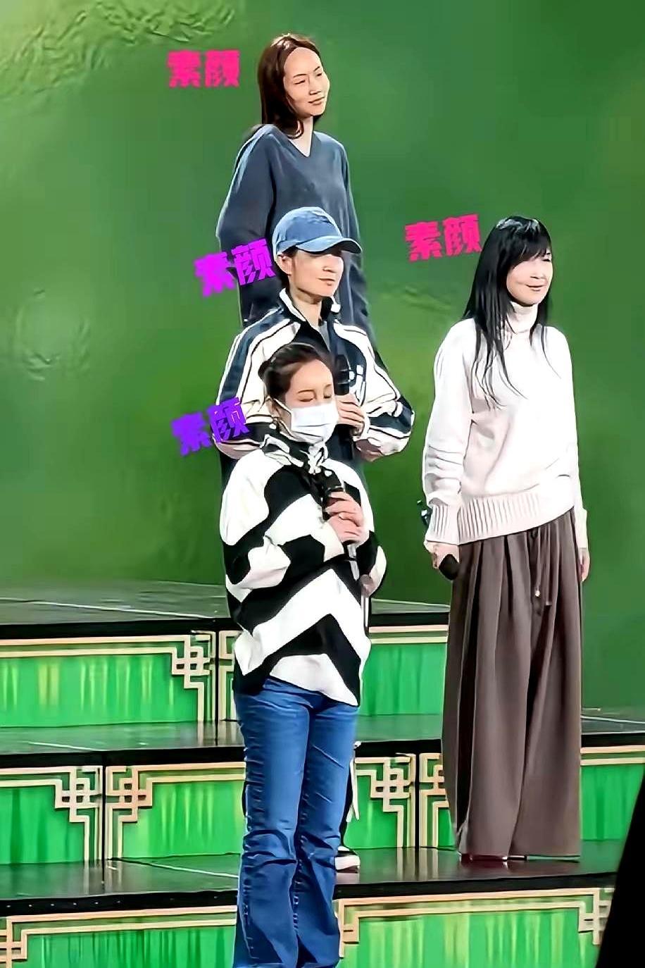 47岁秦海璐，顶着一张油光脸就去了春晚彩排。
 
镜头怼到脸上，下颌线松了，眼角