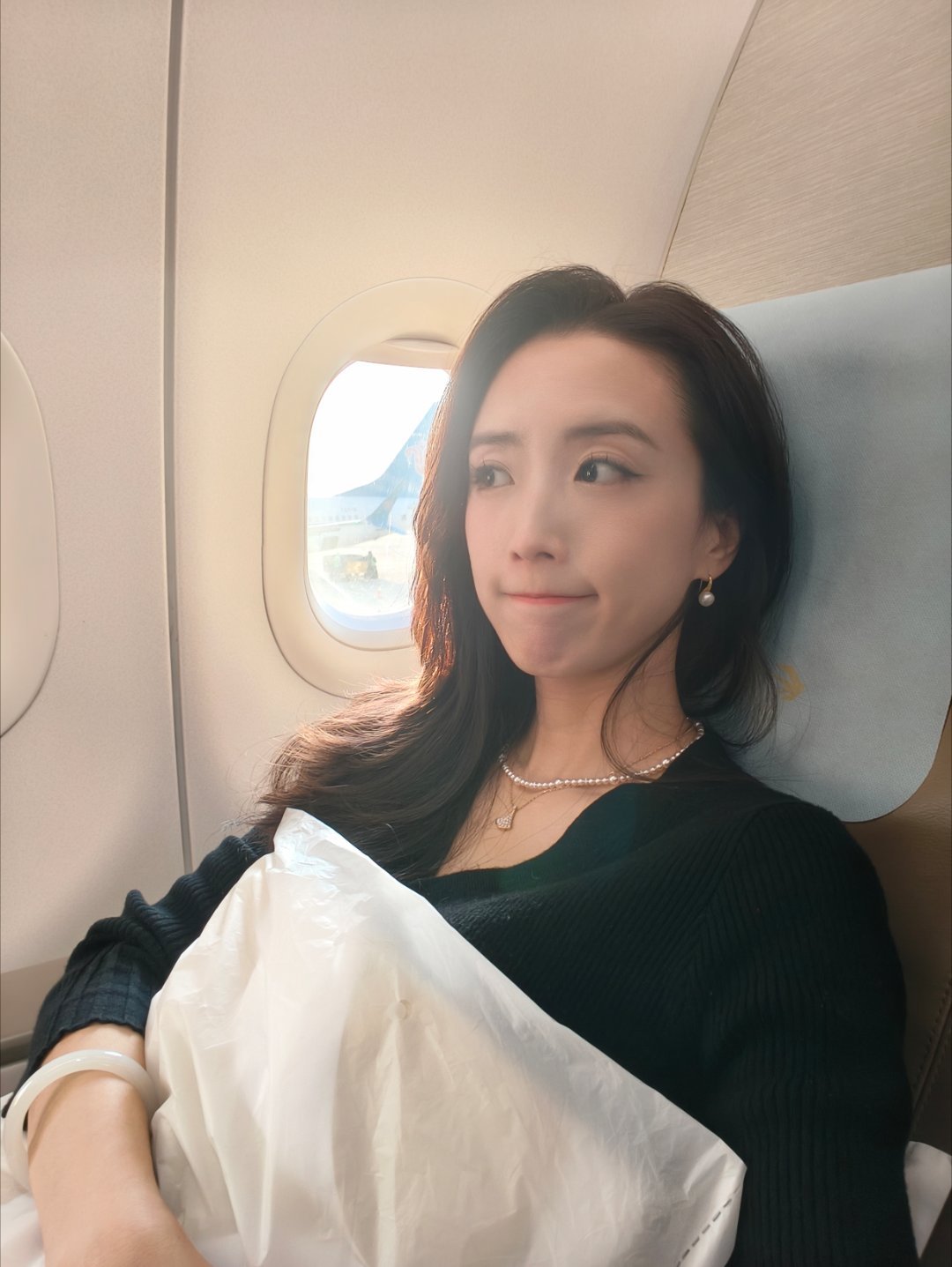 飞上海了，明天终于可以回家了！飞奔回家状态去图二[嘻嘻]非常开心😁  ​​​