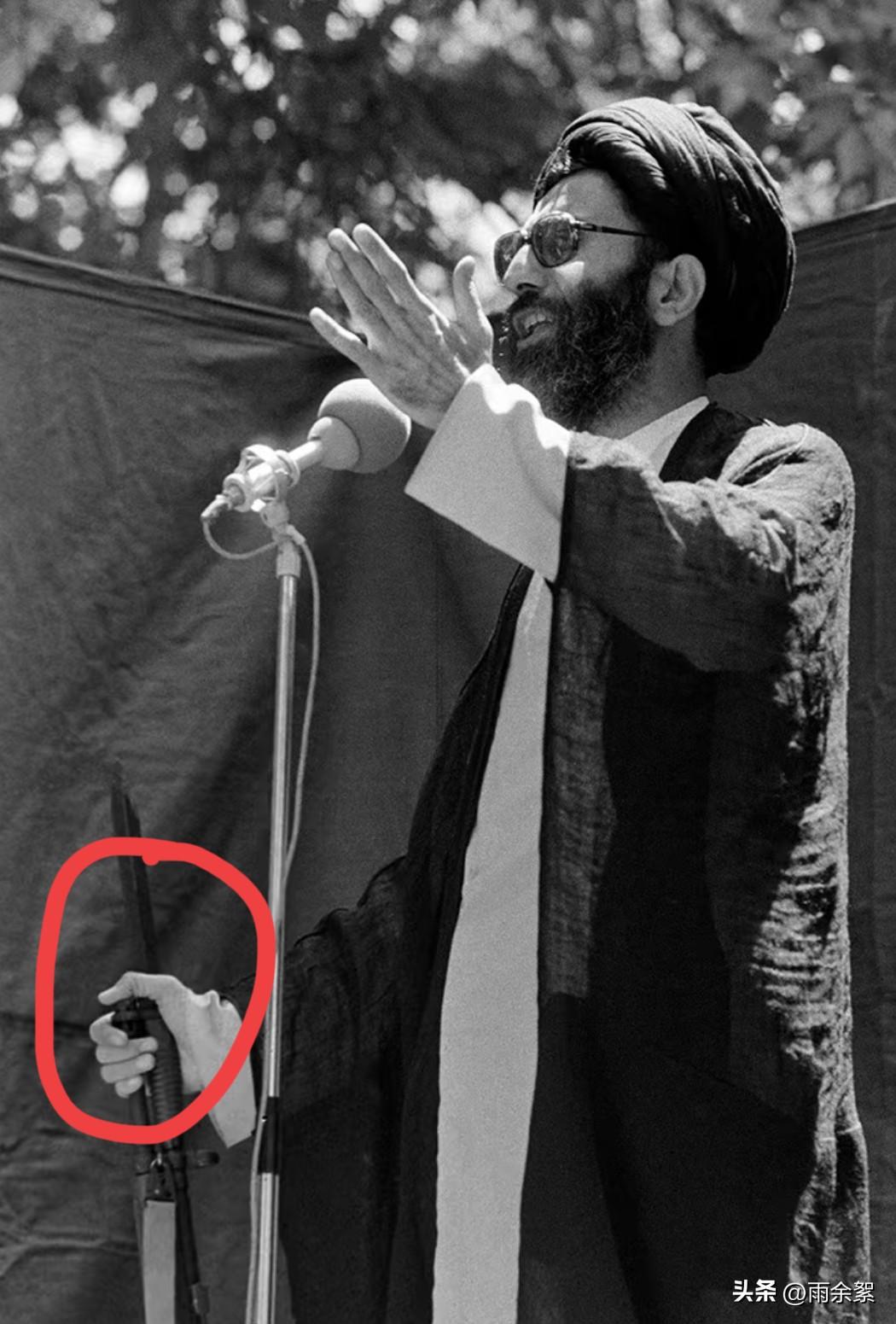 瞧，曾几何时，他意气风发、持枪而立；到如今垂垂老矣、佝偻扶杖。

这一生也算波澜