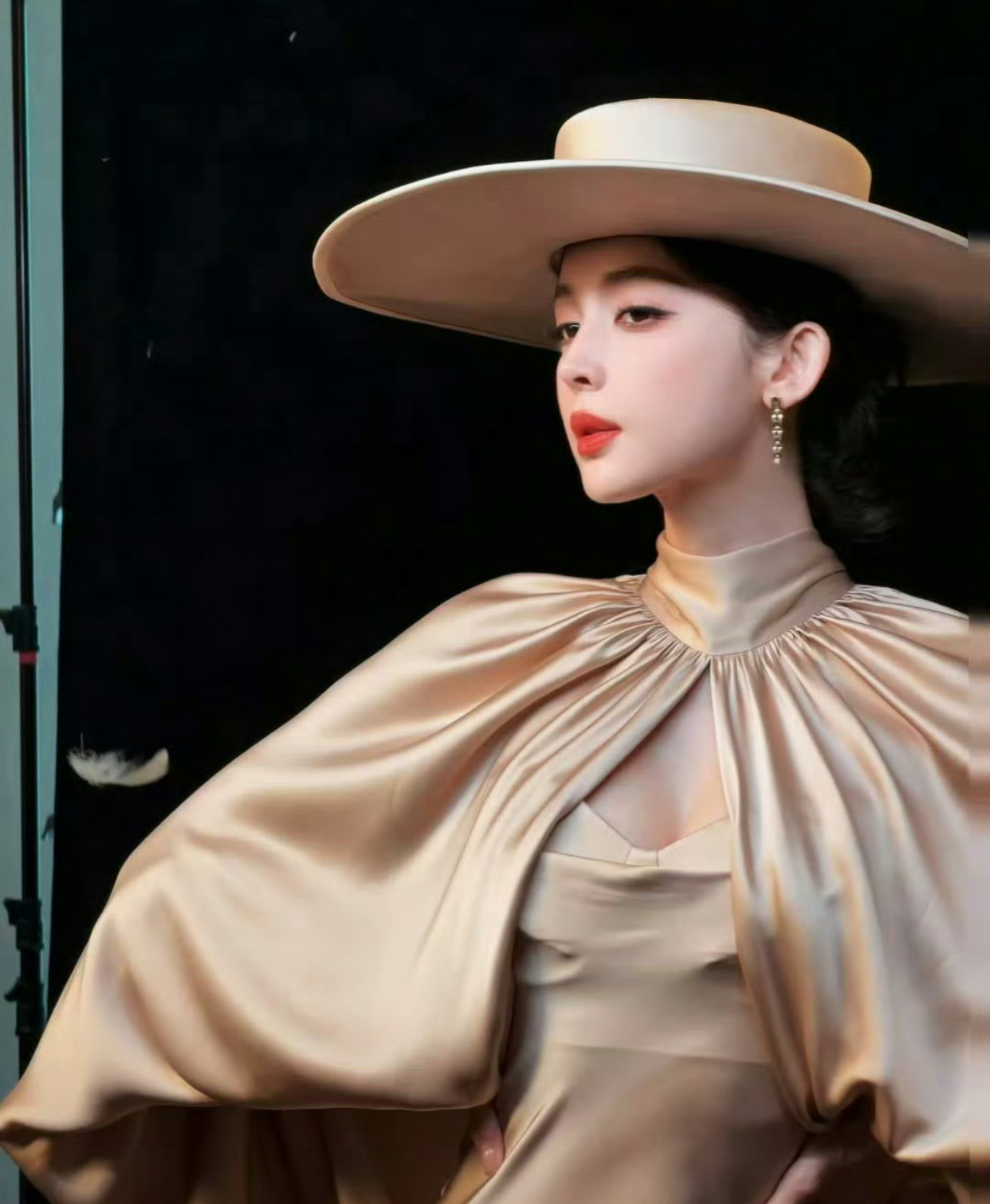 郭德纲老师说的“眼睫毛长到一眨眼就能把帽子掀翻”，以前我以为是段子，没想到成真了