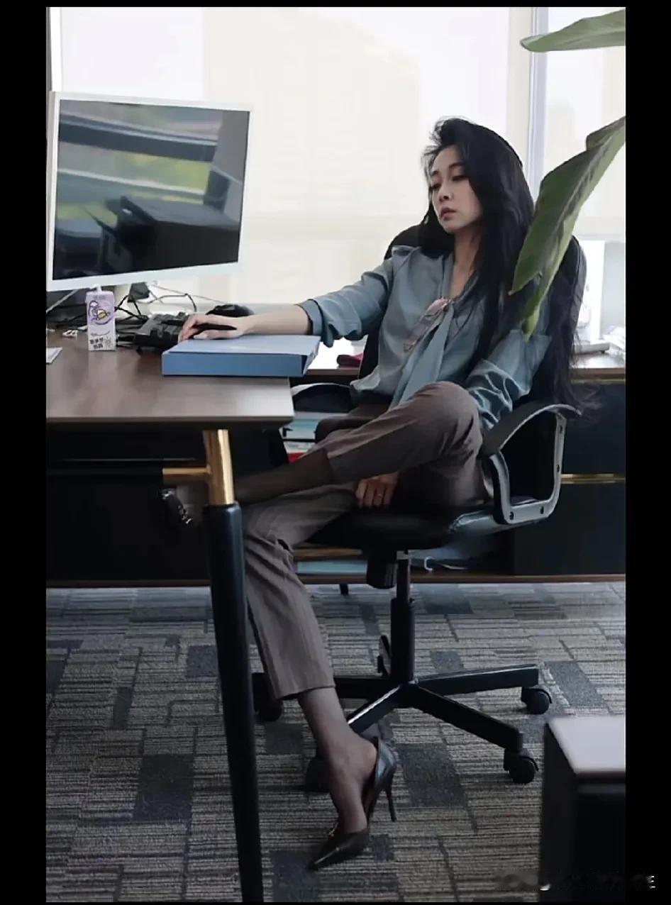 漂亮女人是不是不能当官啊？从妇女主任到乡党委书记，都逃不过魔掌。[泪奔]