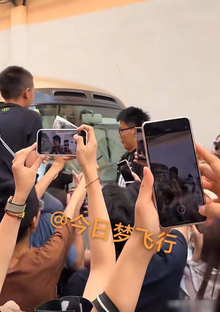 “场上骂我行，别骂我妈！”焦泊乔顶撞杜锋后消失半个月，广东更衣室到底发生了什么？