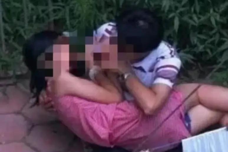 女子图刺激与男友在草丛偷欢，四名路人要求加入，最终引发血案
 
 一名广东女子为