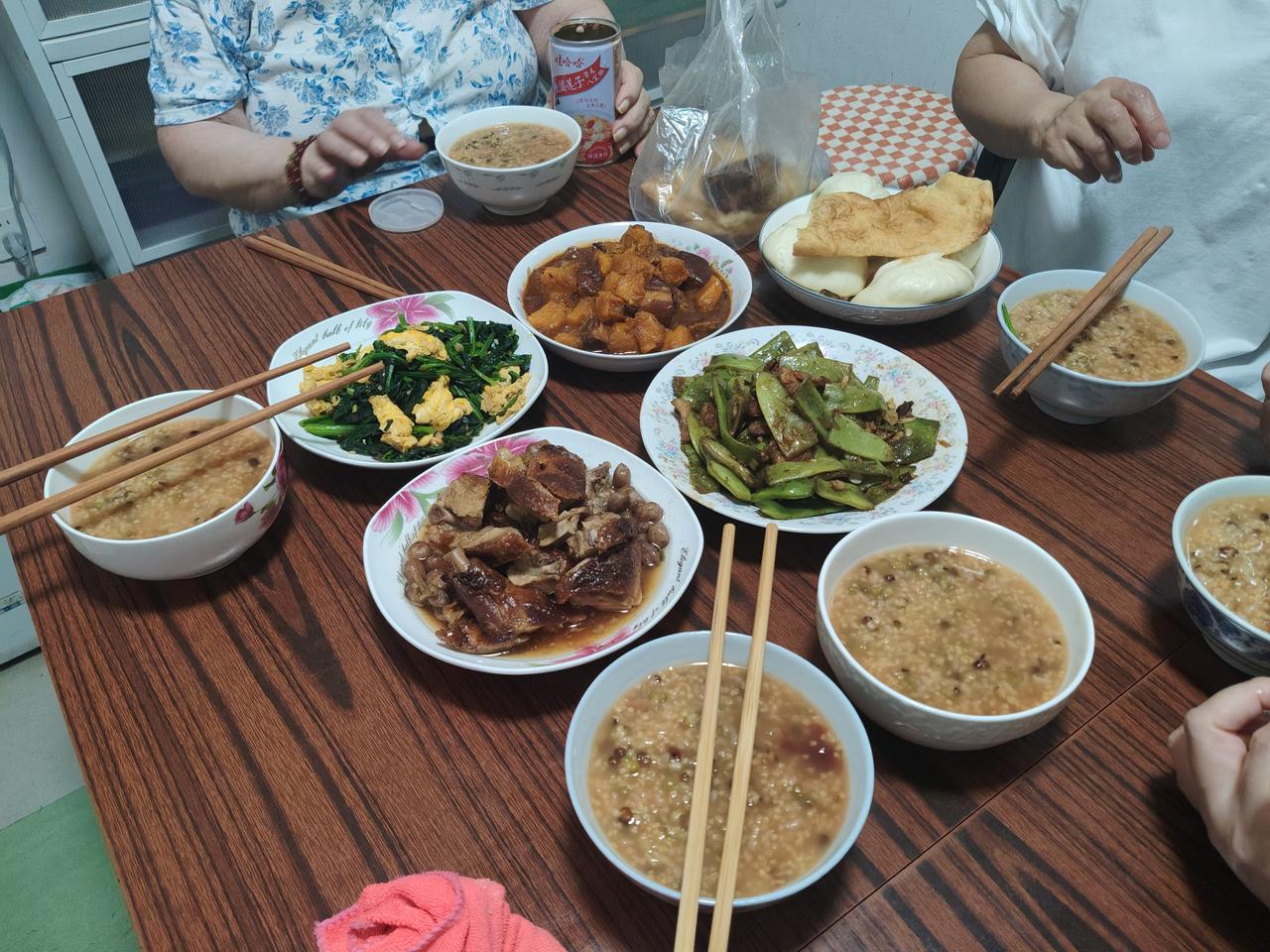 昨天平台收入两百元，许久没有这般收益了。自驾途中视频播放量一般，日常收益基本都是