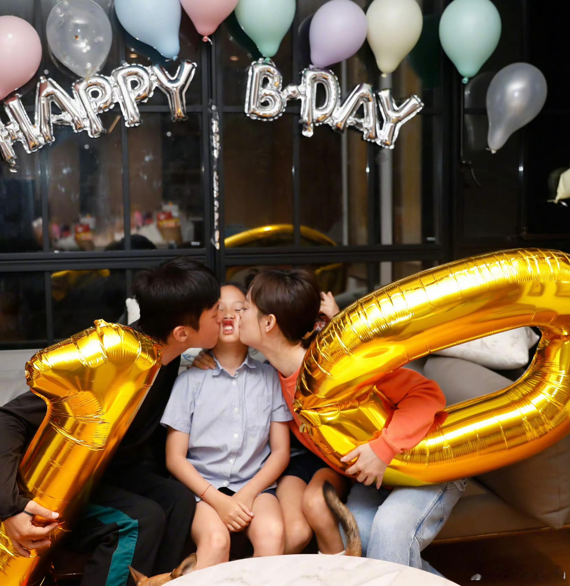 #孙俪邓超给小花庆生# 孙俪邓超晒照给小花妹妹庆生，爱你就是要亲到变形，每年的家
