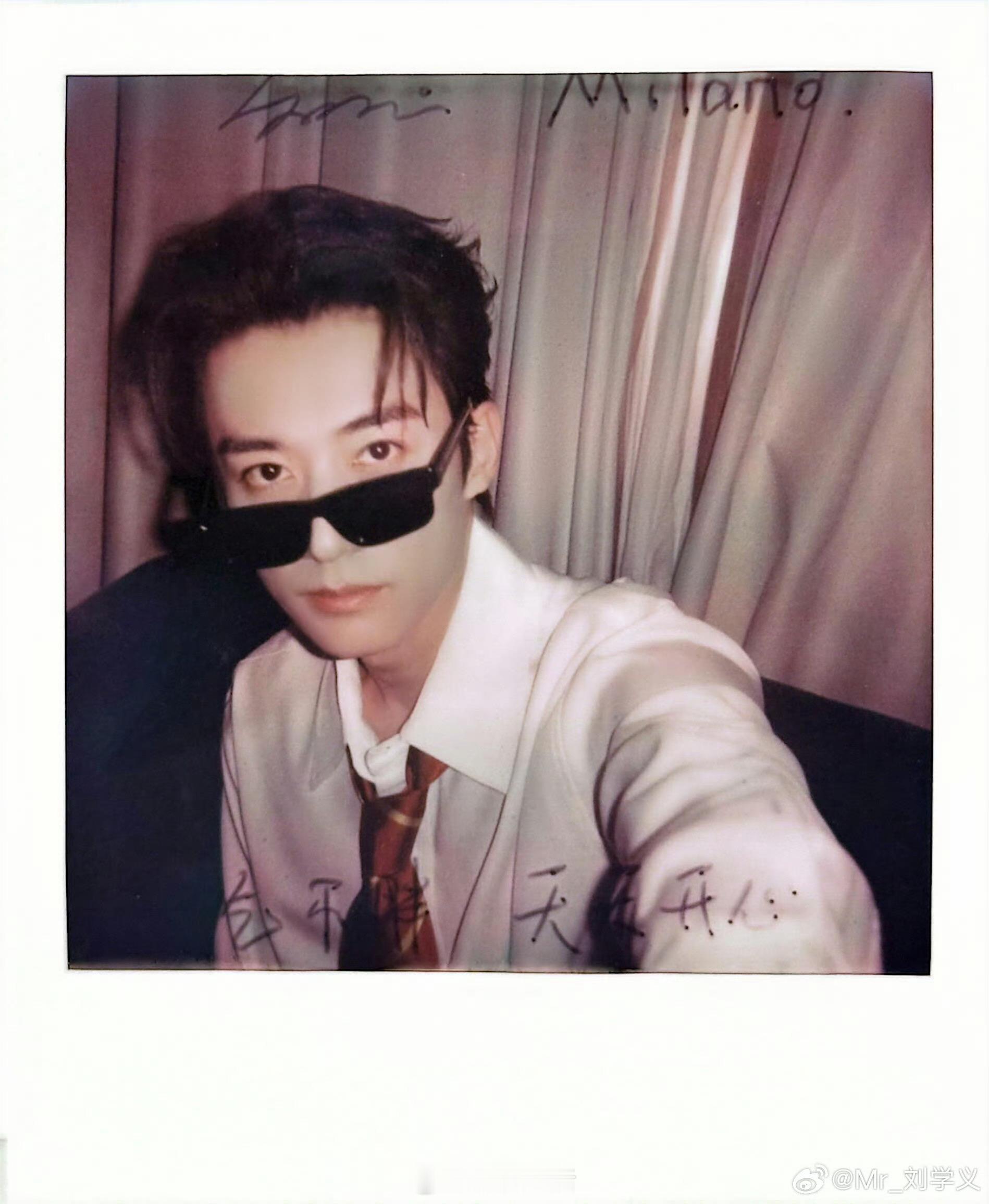 这是镜头签嘛？刘学义长着一张帅脸多营业呀。 