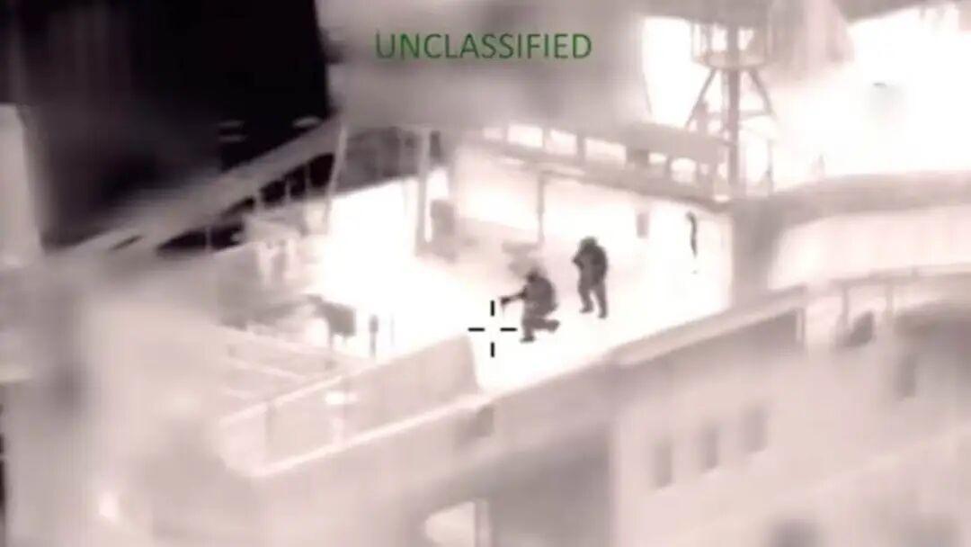 美国海岸警卫队周五清晨登上了第五艘试图规避美国对委内瑞拉封锁的油轮。该油轮悬挂着