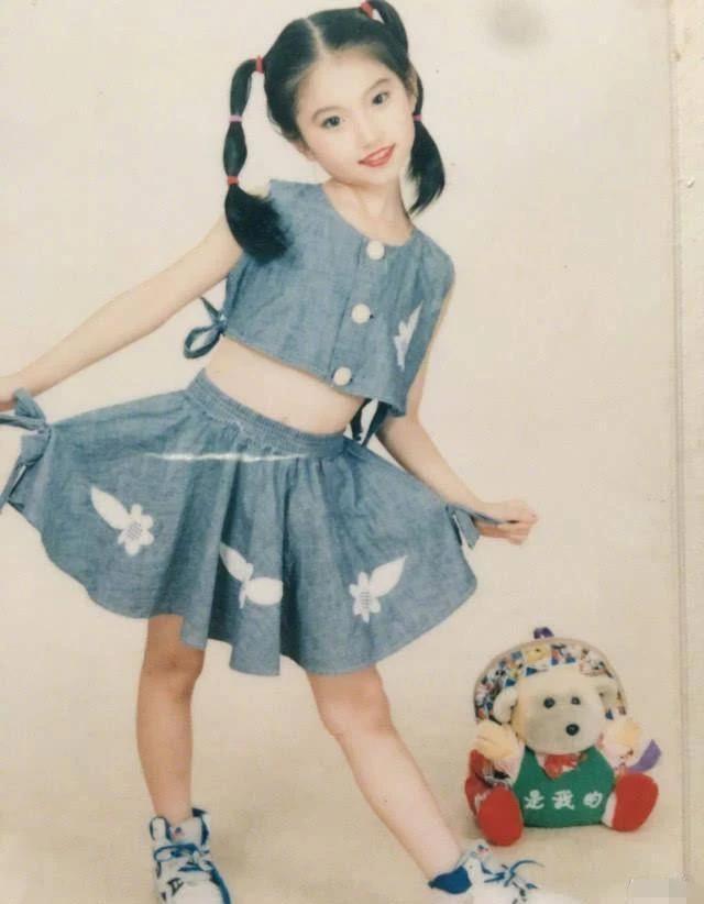 这个小姑娘到底是谁呢？

她还真是天生的美女胚子呢，从小一直美到大。这么小小的年